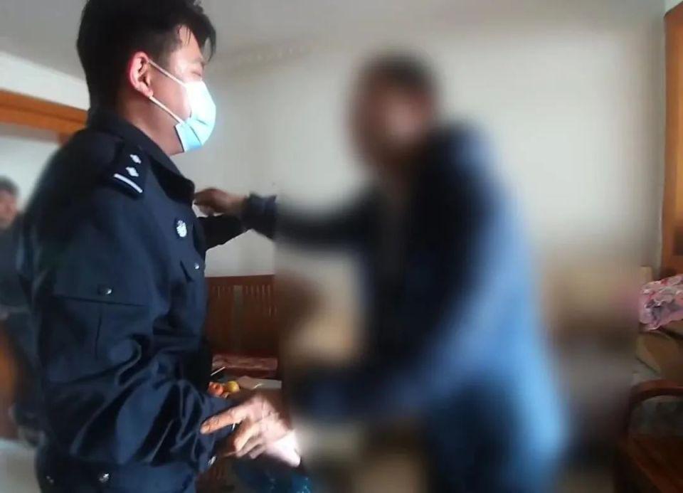 派出所里男子叫板民警：“不要拦我！	”  第1张
