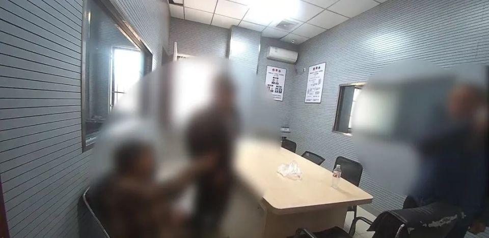 派出所里男子叫板民警：“不要拦我！	”  第2张